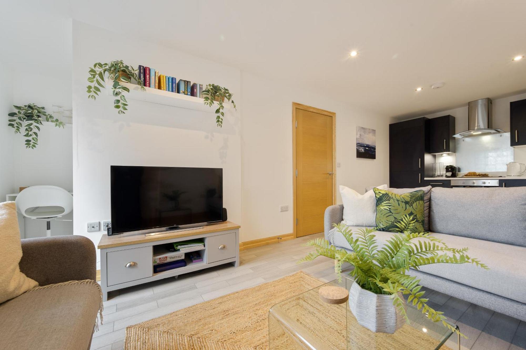 Large, Newly Renovated, Three Bedroom Town Centre Split Level With Free Parking, Sleeps Seven - Walking Distance To